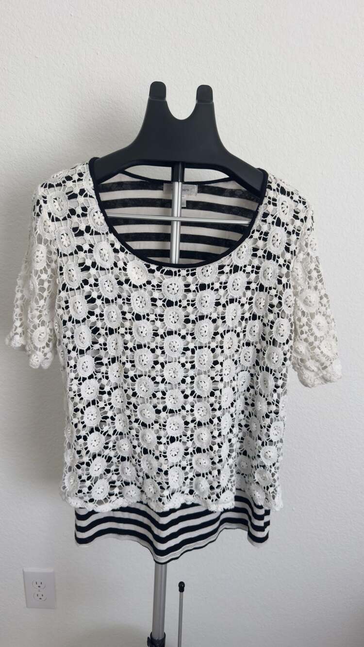 dressbarn Crochet Overlay Top Size 1X Black White Striped Short Sleeve